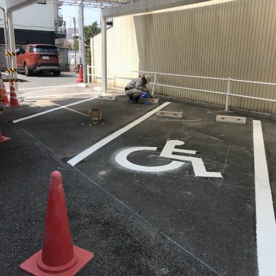 駐車場のライン引きと車止め工事画像｜岡崎市・幸田町で外構・エクステリア・庭の設計施工を手掛けるサンホームズ