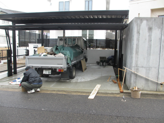 岡崎市で外構工事の折板ガルバリウム鋼板のカーポート工事をしたサンホームズの現場画像。